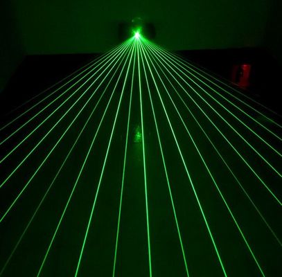 الدرجة الصناعية DC 12-24V 532nm 50mw Green Multi-Dot Laser Module مع HeatsinkFor Laser Stage Light المزود